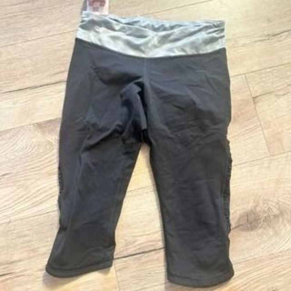 Lululemon Cropped black leggings w/ grey pattern band, size 4